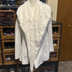 Cream sweater with faux fur and pockets